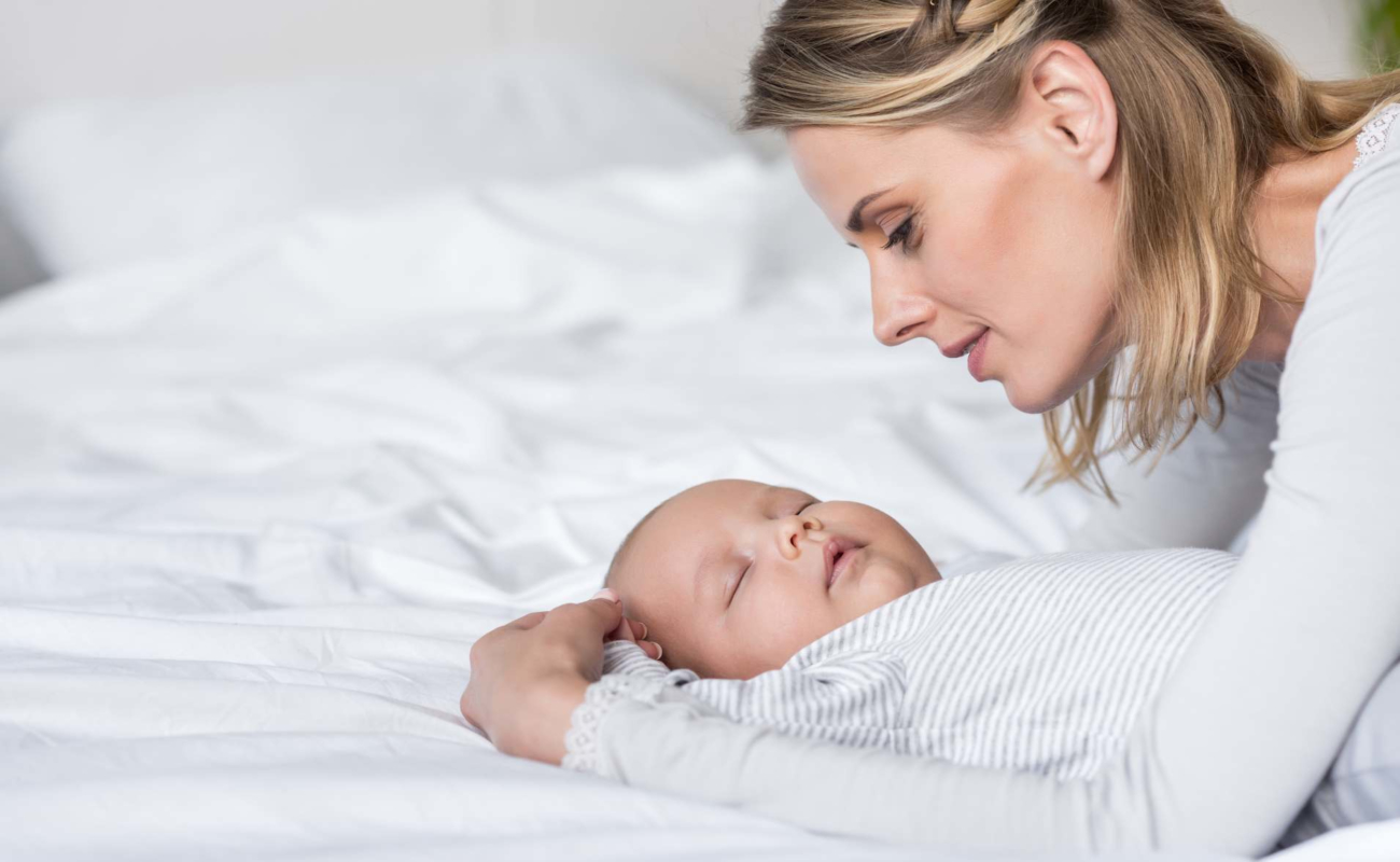 Poprvé: Jak naučit dítě spát v postýlce