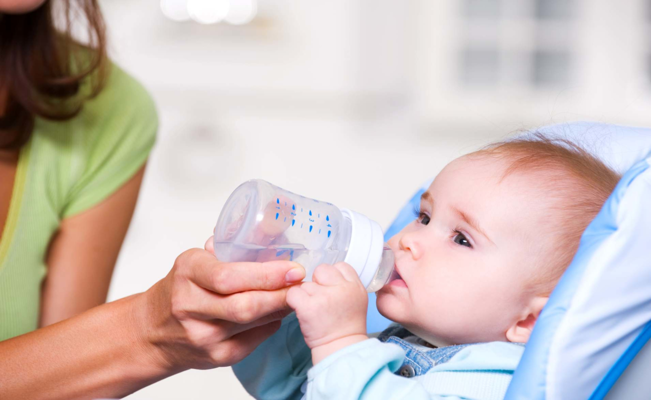 Když miminko pije – výběr lahviček, saviček a pítek